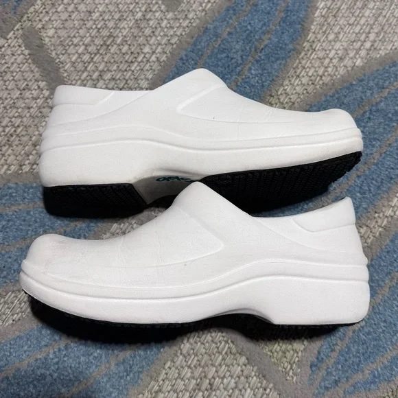 Crocs dual comfort white clogs nursing womans Size 8 - Picture 7 of 7